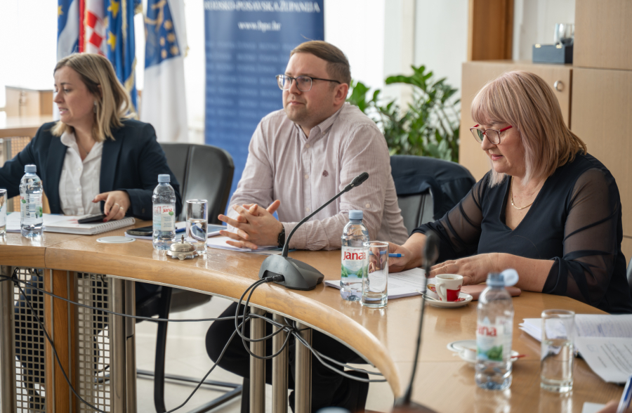 ODRŽAN RADNI SASTANAK S RAVNATELJIMA OSNOVNIH ŠKOLA