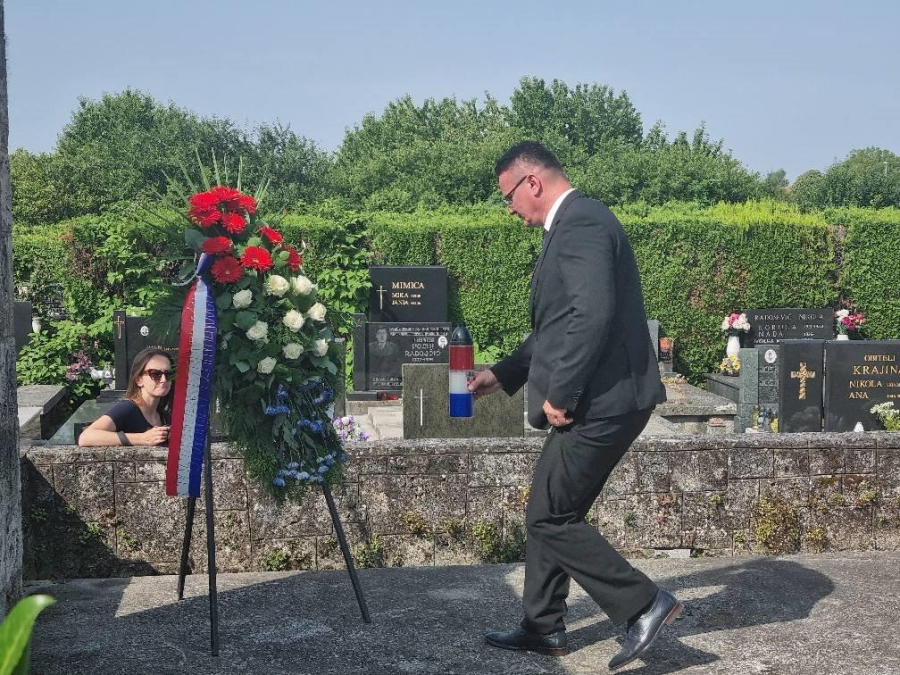 POLAGANJEM VIJENACA I PALJENJEM SVIJEĆA OBILJEŽEN DAN ANTIFAŠISTIČKE BORBE