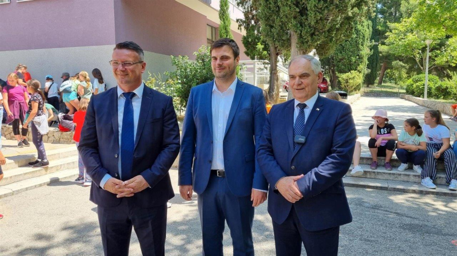 UČENICI IZ SISAČKO-MOSLAVAČKE ŽUPANIJE STIGLI NA LJETOVANJE U SPLITSKO-DALMATINSKU ŽUPANIJU