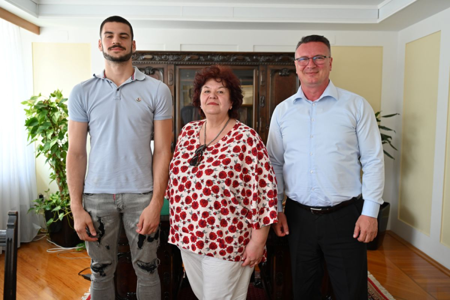 ŽUPAN DANIJEL MARUŠIĆ UGOSTIO MATIJU PLAZANIĆA – DRŽAVNOG PRVAKA U BOKSU